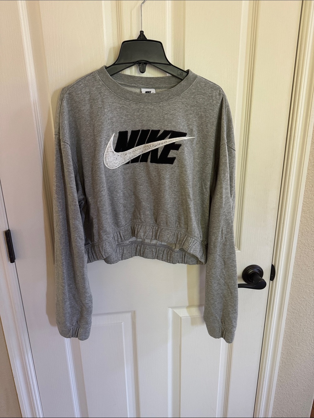 Nike cropped sweatshirt. Size small. Gently worn…. Some fuzzies on the letters.